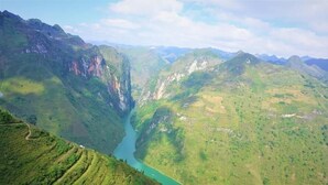 Un paysage montagneux traversé par une rivière.