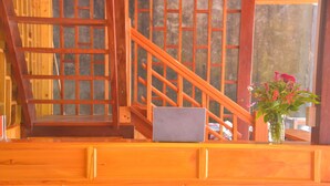 Un escalier en bois avec un ordinateur portable posé sur un comptoir.