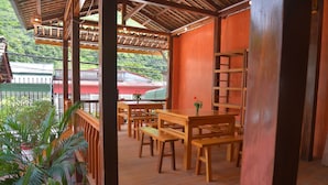 Un intérieur en bois avec des bancs et une bibliothèque en bois.