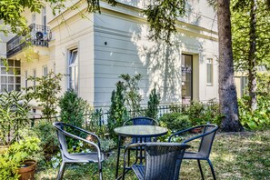 Outdoor dining - Experience a uniquely designed apartment in the heart of historic Bratislava. (Bratislavský kraj)