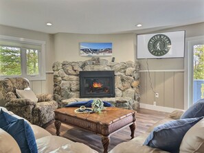 Smart TV, fireplace - Robin`s Nest- Pool, Gym, Fireplace, Near the AT (Killington)