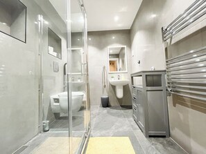 Douche, sèche-cheveux, bidet, serviettes fournies