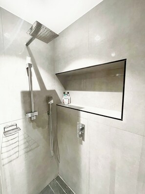 Shower, hair dryer, bidet, towels