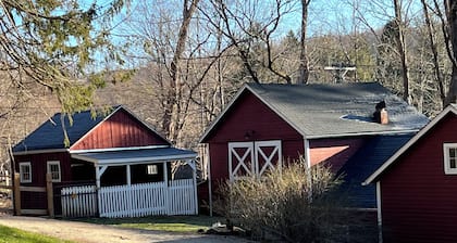 Charming, private 2-bedroom cottage on classic New England farm in Washington CT