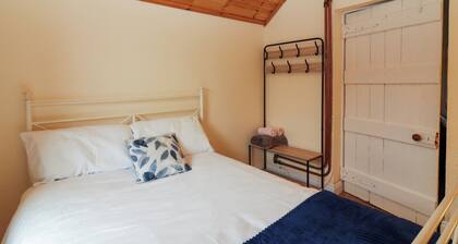 SUSIE'S COTTAGE, pet friendly in Beaufort, County Kerry