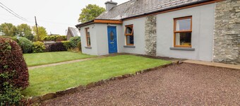 SUSIE'S COTTAGE, pet friendly in Beaufort, County Kerry