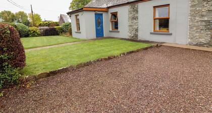 SUSIE'S COTTAGE, pet friendly in Beaufort, County Kerry