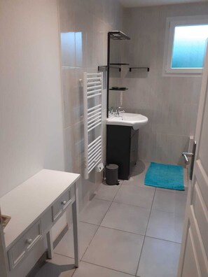 Douche, sèche-cheveux, serviettes fournies, papier toilette