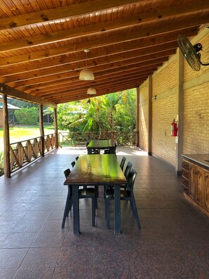 Outdoor dining - Beautiful cabins at Iguazu Falls with a pool (Puerto Iguazú)