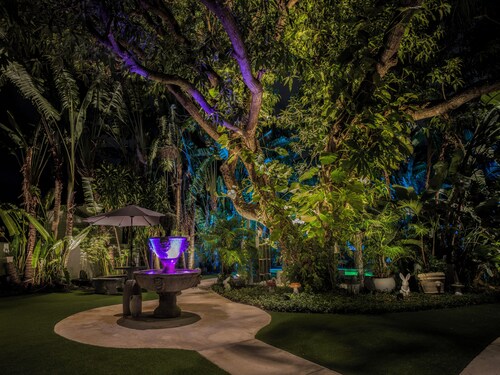 NEW! Historic Estate-Heated Pool - Two Guest Houses - Sleep16 - NEAR EVERYTHING