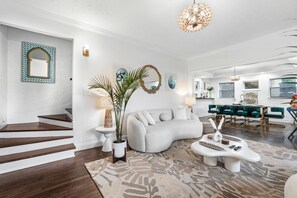 Smart TV - NEW! Historic Estate-Heated Pool - Two Guest Houses - Sleep16 - NEAR EVERYTHING (West Palm Beach)