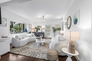 Smart TV - NEW! Historic Estate-Heated Pool - Two Guest Houses - Sleep16 - NEAR EVERYTHING (West Palm Beach)