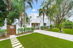 Exterior - NEW! Historic Estate-Heated Pool - Two Guest Houses - Sleep16 - NEAR EVERYTHING (West Palm Beach)