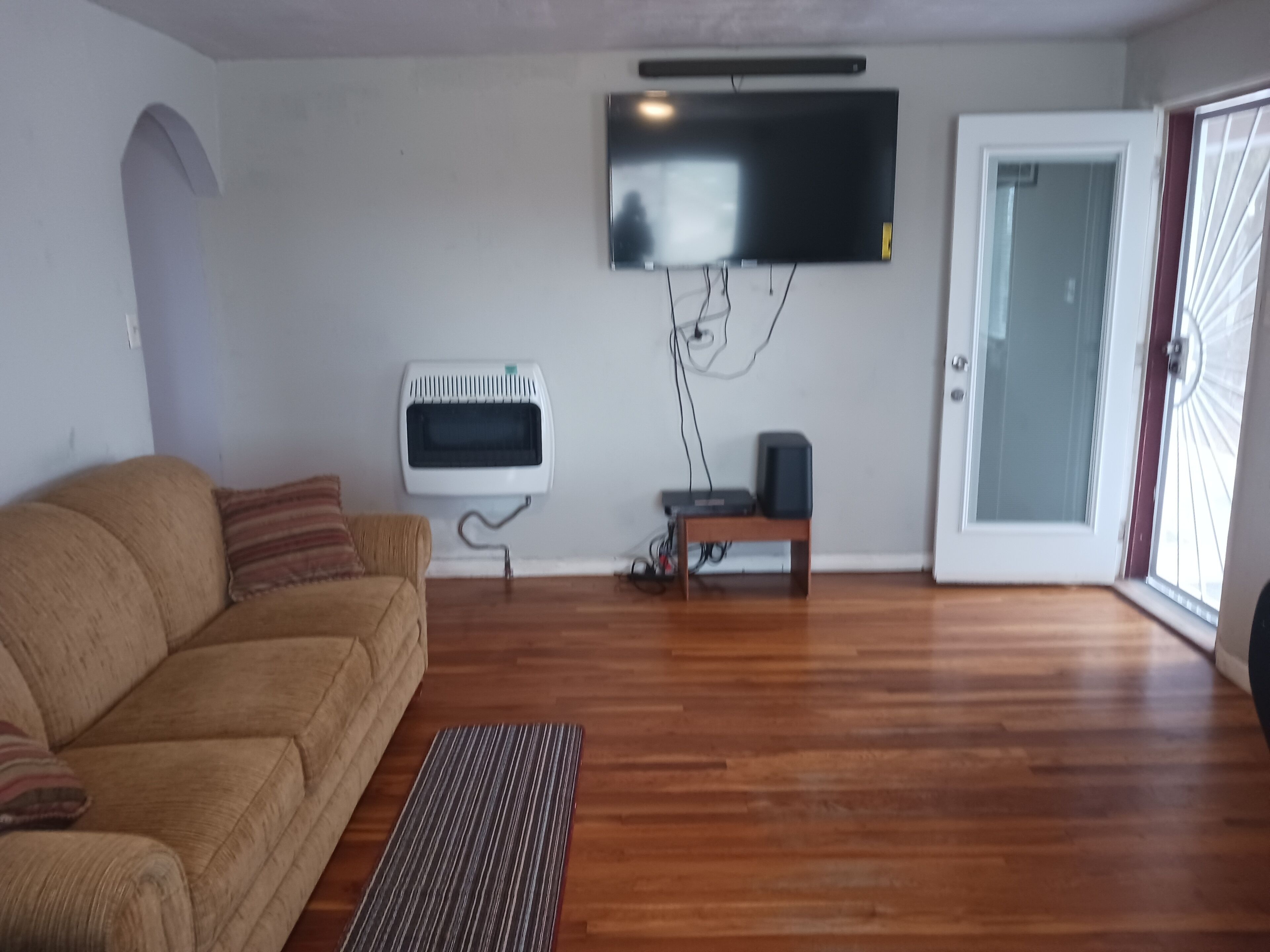 Departamento Confort, patio, vista a la montaña | Área de sala de estar | Smart TV de 45 pulgadas con canales vía satélite 