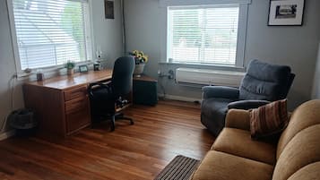 Appartement Confort, patio, vue sur la montagne | Aire de séjour | Téléviseur connecté de 45 po avec télévision par satellite