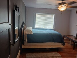 1 habitación, decoración personalizada, muebles diferentes y escritorio 