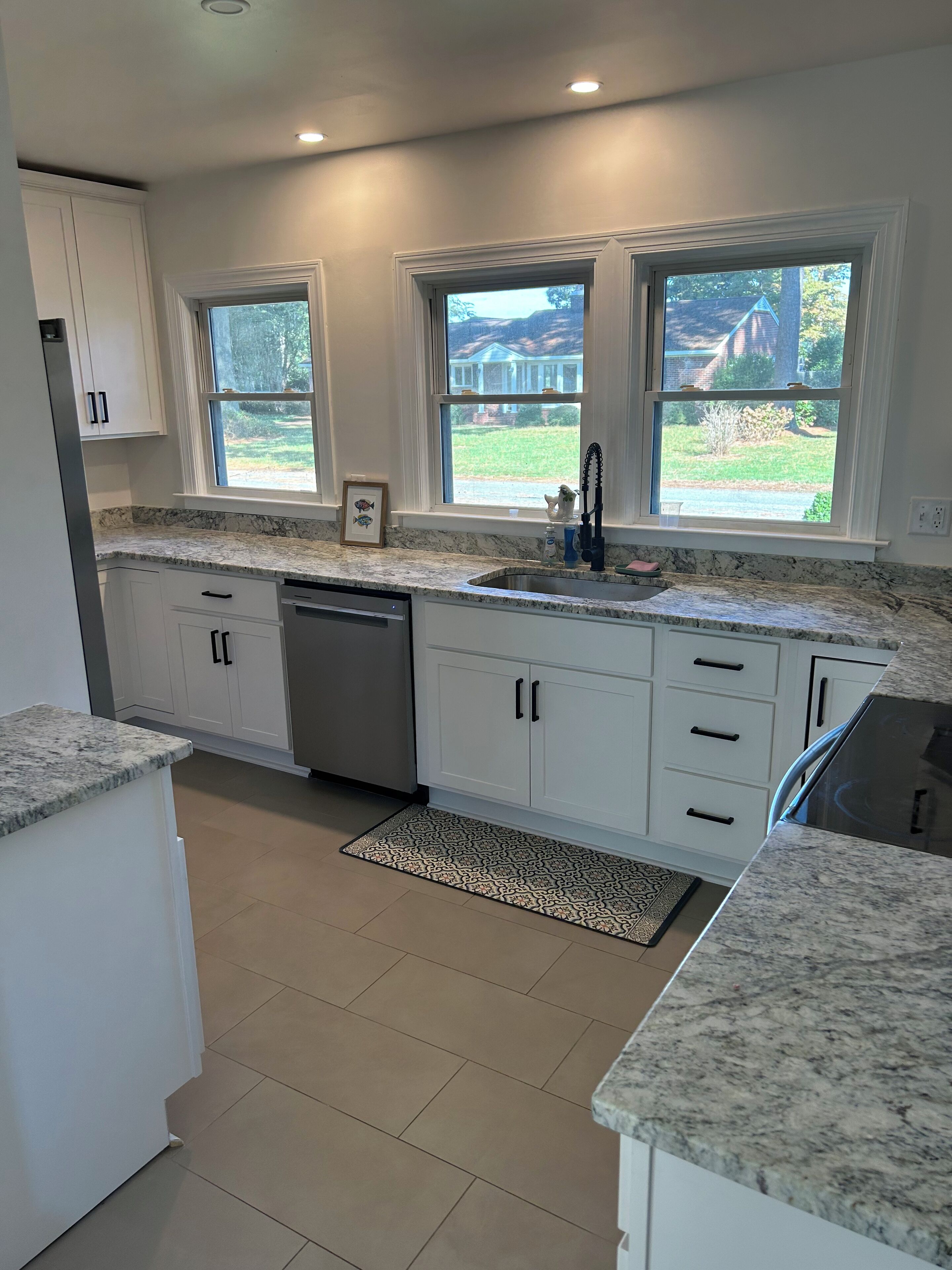 Jääkaappi, mikroaaltouuni, uuni, liesi