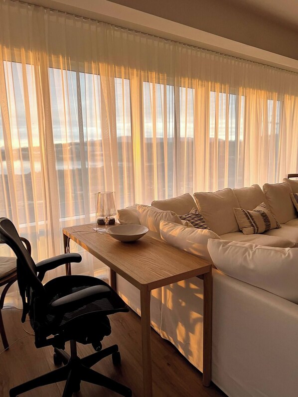 Smart TV, stereo, offices, computer monitors