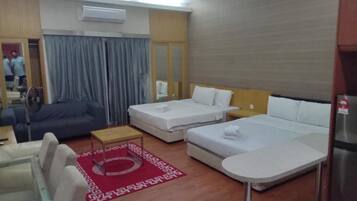 Basic Studio Suite, City View | Iron/ironing board, wheelchair access