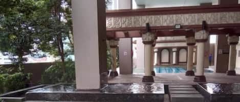 Una piscina al aire libre