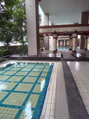 حمّام سباحة خارجي