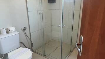 Kolmen hengen economy-huone | Kylpyhuone | Suihku, pyyhkeet, vessapaperi