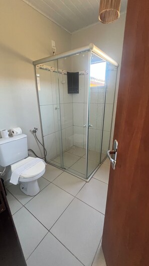 Economy Triple Room | Bathroom