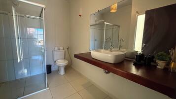 Tripla Economy | Bagno | Doccia, asciugamani, sapone, shampoo