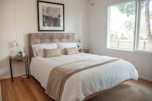 4 bedrooms, iron/ironing board, travel crib, WiFi - Perfect Family Getaway in Cowes minutes from Beach (Cowes)