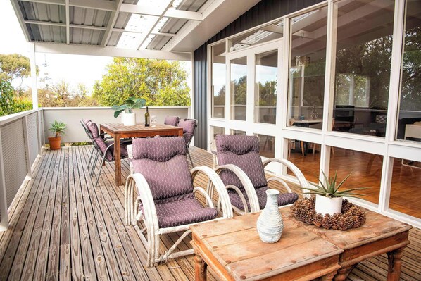 Outdoor dining - Perfect Family Getaway in Cowes minutes from Beach (Cowes)