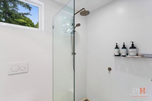 淋浴设施、吹风机、毛巾