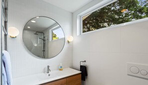 Dusch, hårtork och handdukar