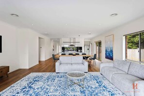 Interior - The Block Retreat 5 Bedrooms (Cowes)