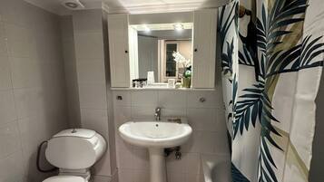 Secadora de cabello, toallas, jabón, shampoo