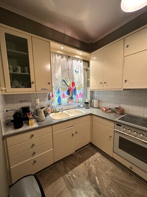 Fridge, microwave, oven, stovetop - Allatini Sea View, Deluxe 2 Bedroom & Bathroom Apartment in Thessaloniki (Thessaloniki)