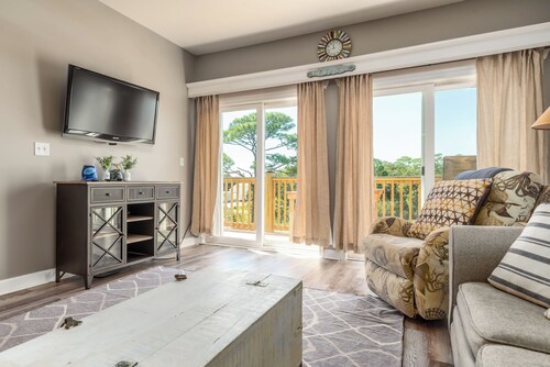 Bayou Heron #2B: Pet-friendly bayside condo with pool