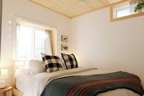 4 slaapkamers, een bureau, een strijkplank/strijkijzer, reisbedje