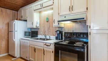 House, 2 Bedrooms | Private kitchen | Fridge, oven, coffee/tea maker, toaster