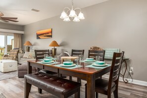 Condo, 2 Bedrooms | Tempat makan
