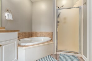 Condo, 2 Bedrooms | Bathroom | Towels, shampoo