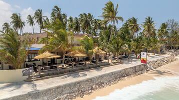 Playa privada, arena blanca, bar en la playa