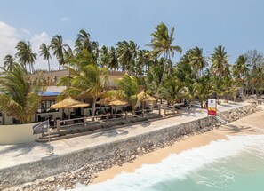 Playa privada, playa de arena blanca y bar en la playa 