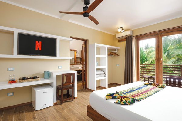 Double Room, Sea View | Gebar bulu kapas, peti besi dalam bilik, langsir/tirai gelap terus