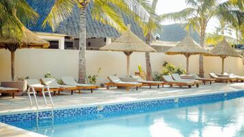 Una piscina al aire libre, sombrillas