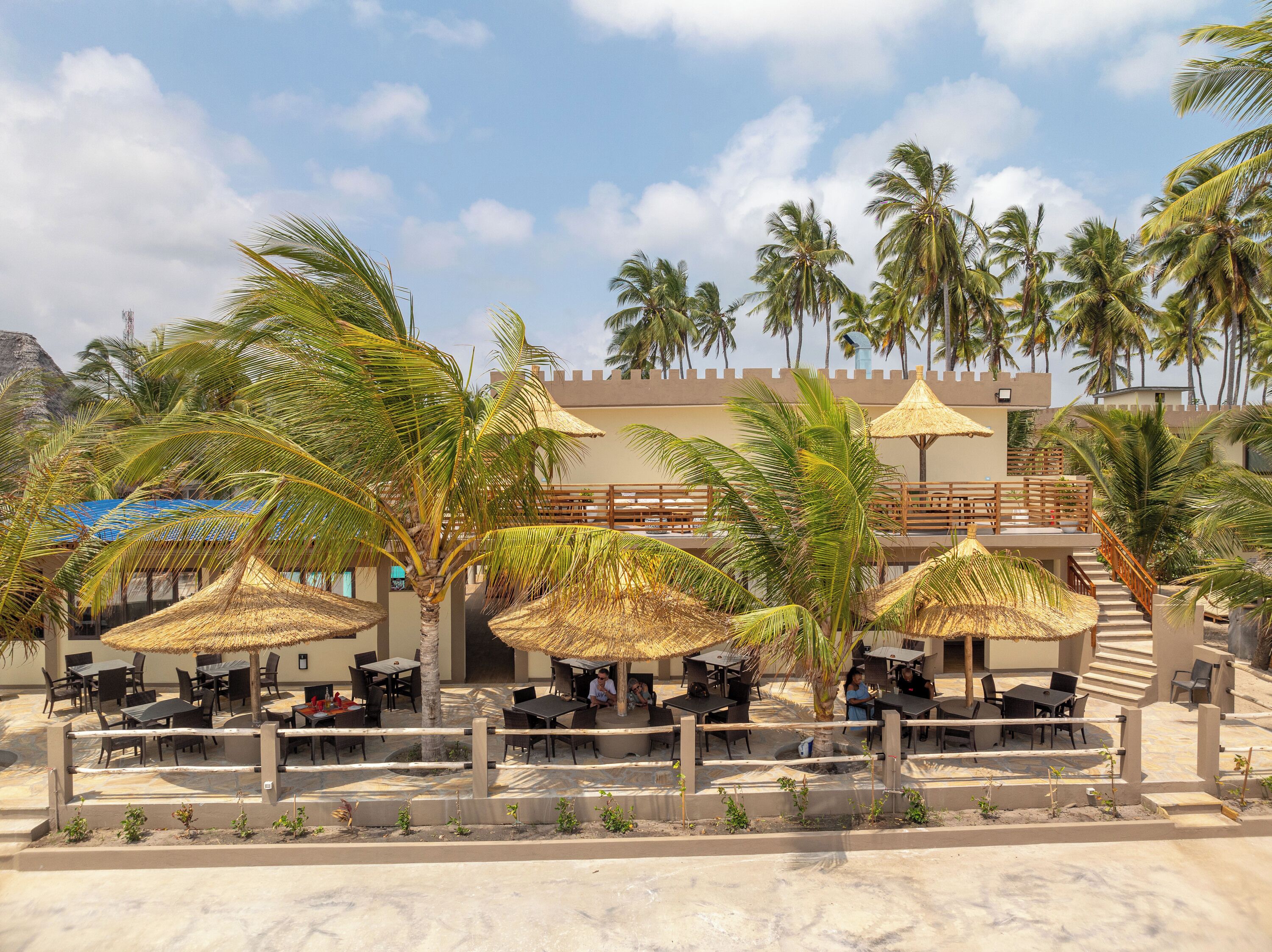Playa privada, arena blanca, bar en la playa