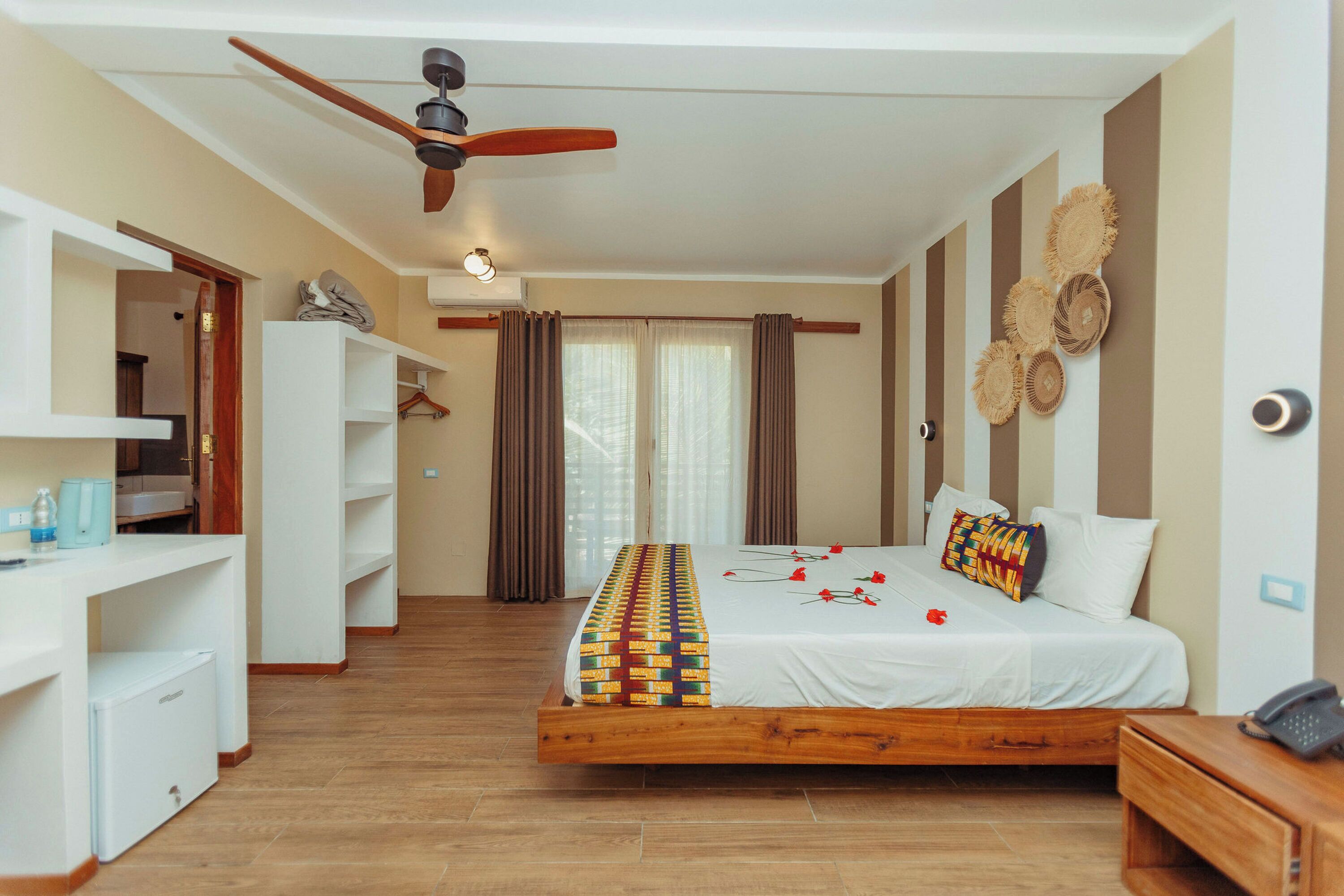 Habitación triple, vistas al jardín | Edredones de plumas, caja fuerte, cortinas opacas y ropa de cama