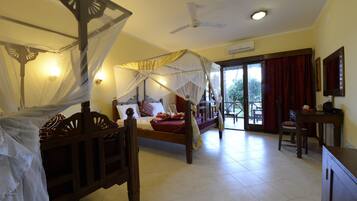 Habitación superior con 1 cama doble o 2 individuales, balcón, vistas al mar | Edredones de plumas, caja fuerte, cortinas opacas y ropa de cama