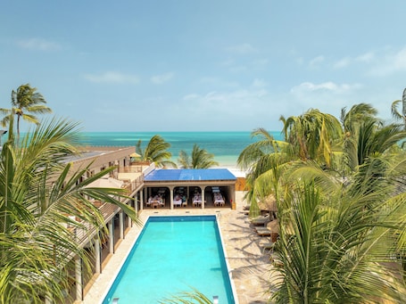 Piscine extérieure, parasols de plage. Blackstone Beach Resort