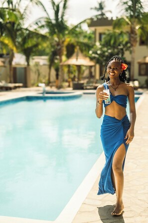Outdoor pool, pool umbrellas - Blackstone Beach Resort  (Uroa)