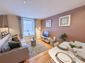 Smart TV, books - 2BDR flat with Wi-Fi, Washer/Dryer near Vauxhall, The Oval, Nine Elms, Battersea (London)